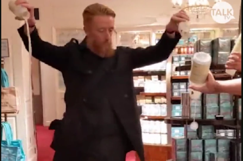 PROSIPAJU MLEKO PO PODU SUPERMARKETA: Da li ste poludeli?! (VIDEO)