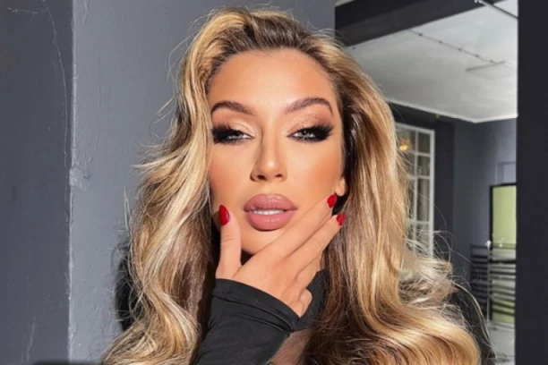 ISPLIVALA ŠOK FOTKA TEE TAIROVIĆ! Pevačica potpuno neprepoznatljiva pre svih OPERACIJA, mreže izgorele! (FOTO)