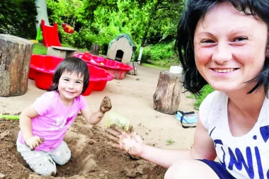 GODINU DANA OD KADA NAS JE NAPUSTILA MALA PETRA: Majka Suzana očajna: Njenu ćerkicu je otac udavio u kofi vode!