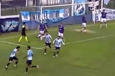 NEVIĐEN SKANDAL U ARGENTINI: Lopta otišla pored gola, sudija priznao pogodak! (VIDEO)