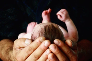 DESET PLAĆENIH RADNIH DANA ZA OČEVE U CRNOG GORI:  Izmene Zakona omogućavaju i dva meseca odsustva zbog rođenja deteta