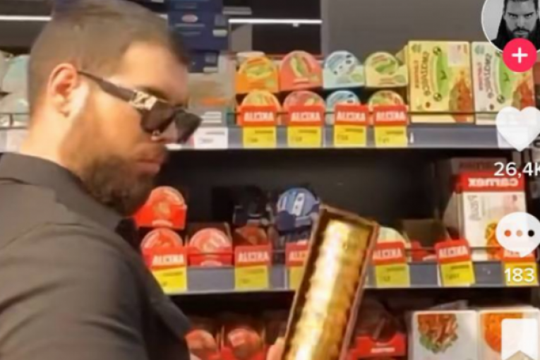 Adam Adaktar u Maksiju