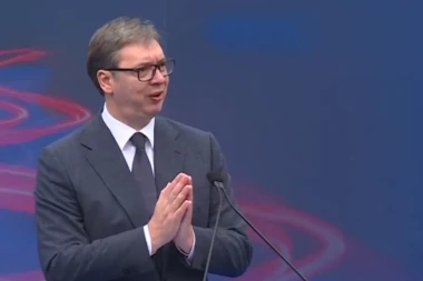 PREDSEDNIK VUČIĆ NA AERODROMU DOČEKAO DRAGOG PRIJATELJA! Čvrst zagrljaj sve govori! (FOTO)