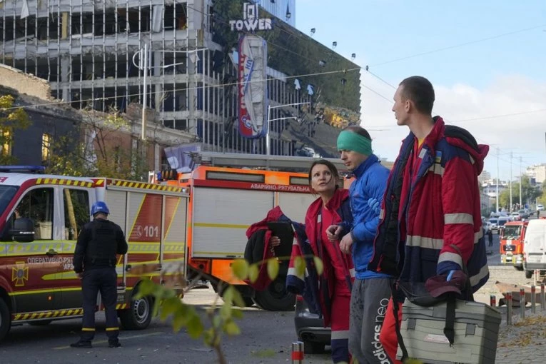 LJUDI 9 SATI SPASAVALI ŽIVU GLAVU! Stravičan snimak napada na Kijev, KAMIKAZE-DRONOVI se zakucavali u stambene zgrade! (VIDEO)