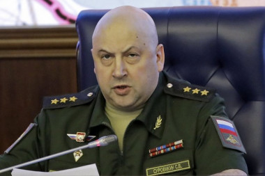 SVI MISLILI DA JE U ZATVORU! General Surovikin viđen u Moskvi u šetnji! POGLEDAJTE KAKO MU IZGLEDA SUPRUGA! (FOTO)