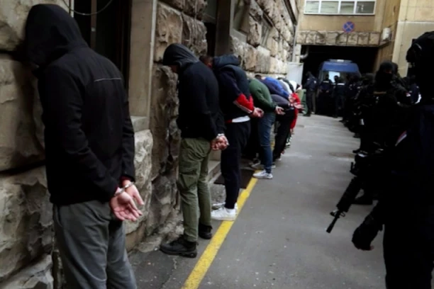 HULIGANIMA ODREĐEN PRITVOR! Saslušani navijači koji su lopatama napali policiju tokom Evroprajda!