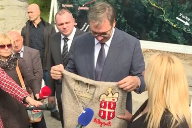 BAR IMA DŽEMPER DA SE NE SMRZNE: Hrvatski mediji ponovo napali Vučića (VIDEO)