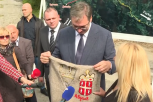 BAR IMA DŽEMPER DA SE NE SMRZNE: Hrvatski mediji ponovo napali Vučića (VIDEO)
