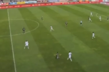 IMAMO AUTOGOL GODINE: Defanzivac Bundesligaša lobovao svog golmana sa preko pola terena! (VIDEO)