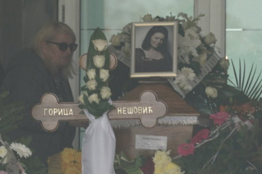 Danas je SAHRANA Gorice Nešović! Na groblju se prvi pojavio njen bivši muž, u ruci nosi BELU RUŽU!