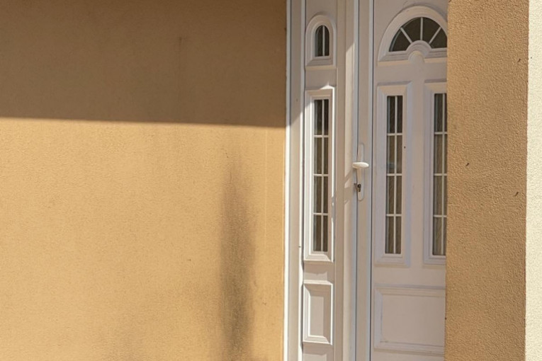 Oštećena fasada na kući Mikija Đuričića