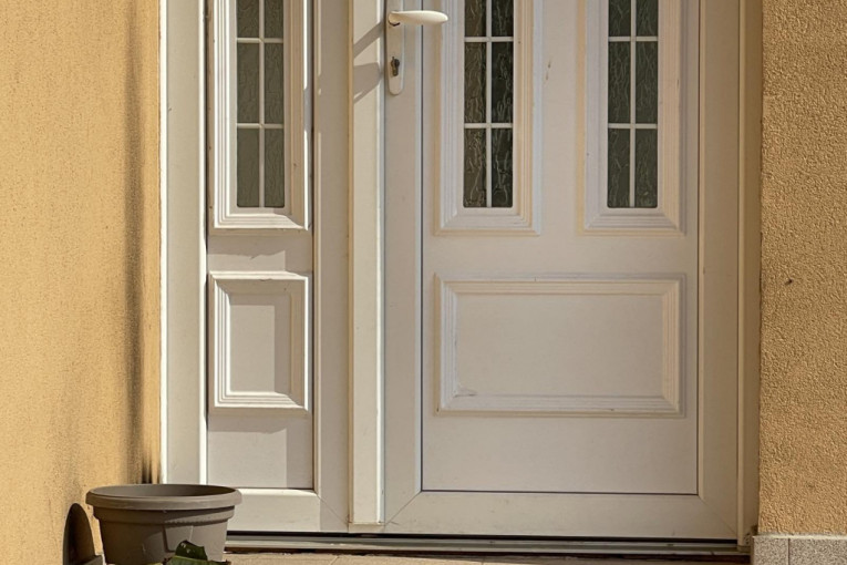 Ugljenisan zid kuće