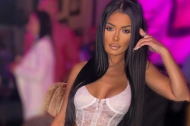 GOLA Viktorija Mitrović ko od majke rođena: Osmakčićeva mala pokazala DŽINOVSKE SILIKONE u kadi! (FOTO)