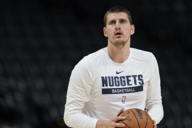 TRANSFORMACIJA: Nikola Jokić iznenadio američke novinare - pred start nove sezone odlučio da promeni imidž!