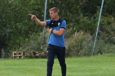 Nekadašnji vezista, danas trener Zuca 2019 spušta loptu posle prekida meča sa Leštanima (Milutincem): Sporni trenutak za zaborav!