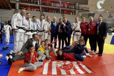 OGLASIO SE DŽUDO KLUB CRVENA ZVEZDA NAKON INCIDENTA KOD STARE PAZOVE: Autobus zbog proklizavanja sišao sa puta pa su džudisti imali lakši trening u guranju!