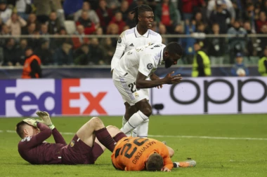 HEROJSKI! Gol vredan boda i 20 KOPČI! Spasao šampiona Evrope, pa krvav pao na travu, na stadionu nastao MUK! (FOTO+VIDEO)