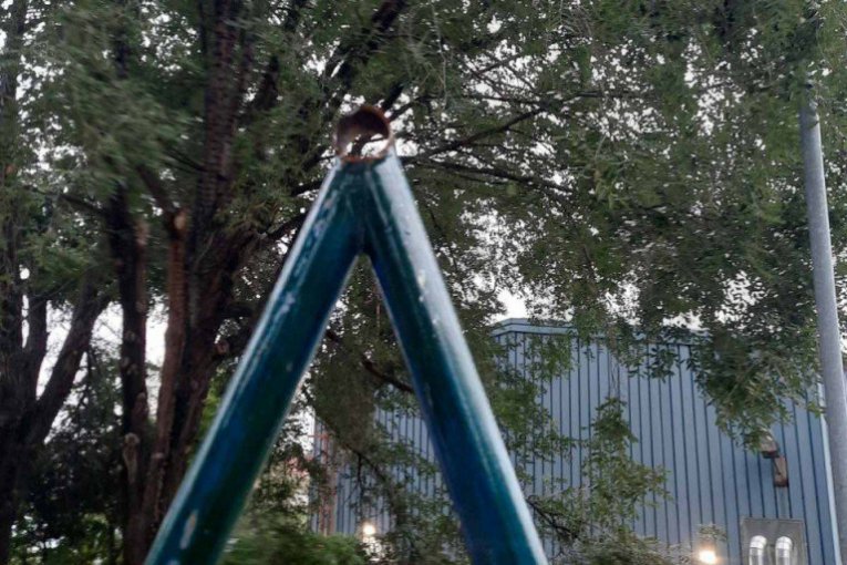 Metalna konstrukcija koja drži ljuljašku 