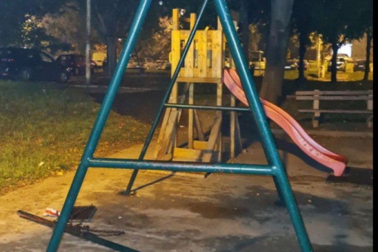 Metalna konstrukcija koja drži ljuljašku 