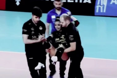 Odbojkašica koja zarađuje bogatstvo na "Only Fans-u" doživela HOROR povredu: Na rukama je IZNELI sa terena, moraće na OPERACIJU! (VIDEO)