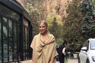 Stigla na svoje venčanje u FARMERKAMA: Vanja Mijatović ne skida osmeh sa lica, a ONA joj pruža najveću podršku (FOTO)