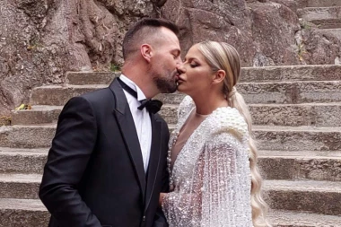 ISTINA O RAZVODU NAŠE PEVAČICE KONAČNO OBELODANJENA: Nakon 7 godina braka progovorila o detaljima - "PONOVO BIH SE UDALA ZA NJEGA"