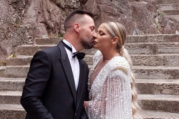 ISTINA O RAZVODU NAŠE PEVAČICE KONAČNO OBELODANJENA: Nakon 7 godina braka progovorila o detaljima - "PONOVO BIH SE UDALA ZA NJEGA"