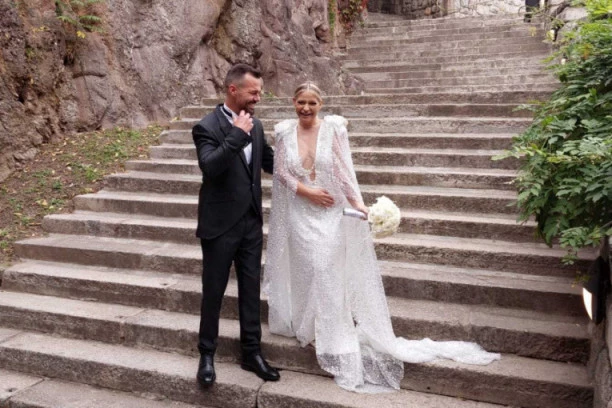 IMAŠ LI OGLEDALO?! Vanja Mijatović nakon venčanja na meti BRUTALNIH komentara, pevačica hejterima uputila oštru poruku!