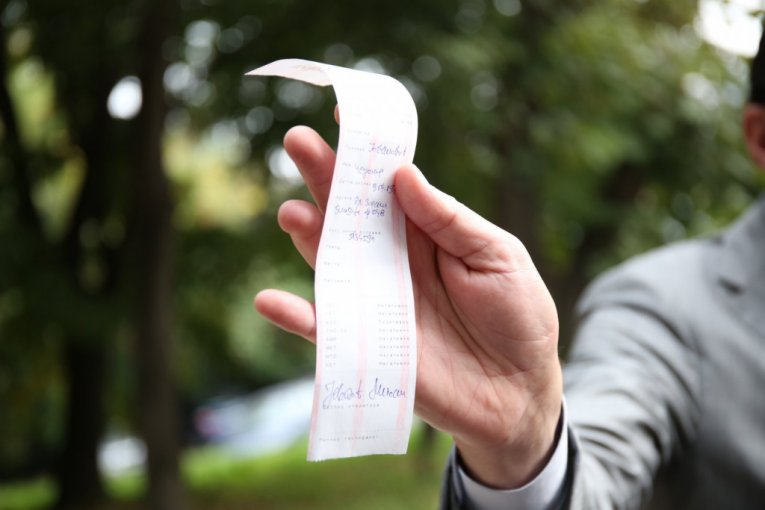 Aleksandar Šćekić advokat Čedomira Jovanovića pokazuje rezultate analiza