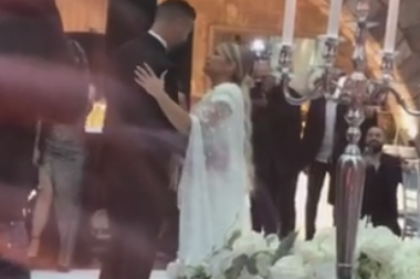 PRVI PLES MLADENACA: Vanja zaplesala sa suprugom uz ROMANTIĆNU pesmu koju im je otpevala KUMA! (VIDEO)