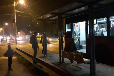 JEZIVA SCENA U GRADSKOM PREVOZU: Grupa mladića napala i udarala muškarca dok nije ispao iz autobusa