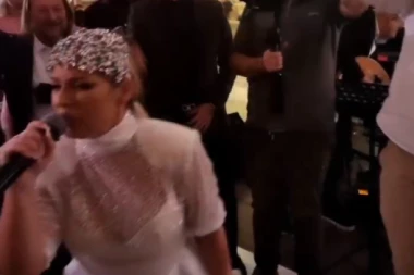 UZAVRELA ATMOSFERA NA SVADBI VANJE MIJATOVIĆ! Mlada promenila venčanicu i latila se mikrofona, a OVA PEVAČICA je uhvatila bidermajer! (FOTO)