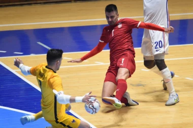 BEZ GOLOVA U ŠAPCU: Remi Srbije i Francuske!