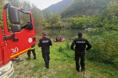 POKUŠALA DA SKINE JAKNU DA BI SE SPASILA: Tragična sudbina žene koja je bila zakačena za konstrukciju srušenog mosta!