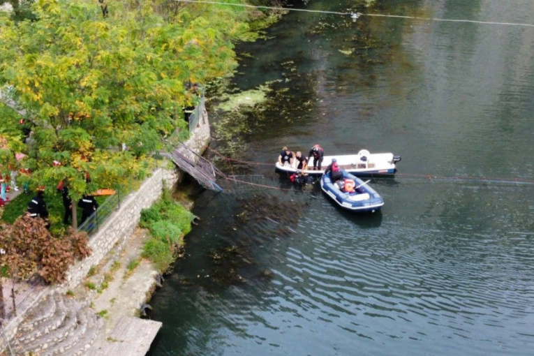 VOZAČI SPASILI ŽENU IZ MORAVE: Nisu marili za SVOJ život, i SVEŠTENICI pomagali!