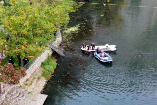 VOZAČI SPASILI ŽENU IZ MORAVE: Nisu marili za SVOJ život, i SVEŠTENICI pomagali!