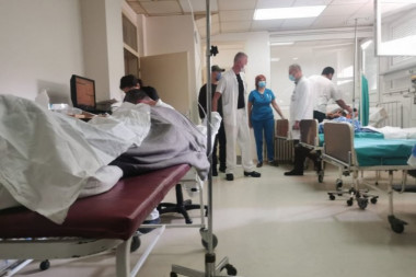 DRAMATIČNE SCENE U ČAČANSKOJ BOLNICI: Povređeni stižu, lekari brzo zbrinjavaju pacijente! (VIDEO)