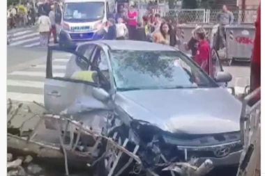 AUTOMOBIL RAZVALIO OGRADU DVORIŠTA NA ČUKARICI: Povređene četiri osobe