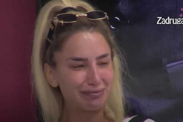 IZ KLINIKE U LUKSUZNI APARTMAN: Nakon operacije grudi, Aleksandra ostaje u bolnici, a evo šta se sa njom dešava!