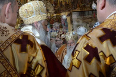 USTOLIČEN PATRIJARH PORFIRIJE: Dirljivom molitvom poslao JAKU poruku srpskom narodu!