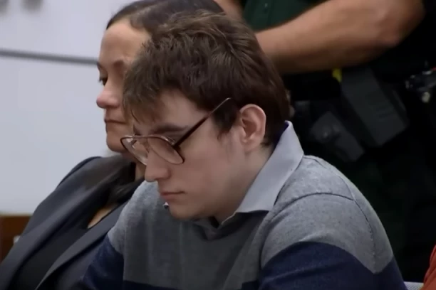 NEMILOSRDNO UBIO 14 DECE I TROJE LJUDI: Neutešni roditelji i rođaci RAZBESNELI odlukom suda, ubica nije trepnuo (VIDEO)