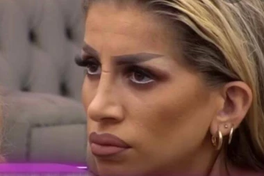 RAZUZDANA DALILA DIVLJA U KLUBU: Popela se na garnituru, jedva uspeli da je obuzdaju! Pati za Carem? (VIDEO)