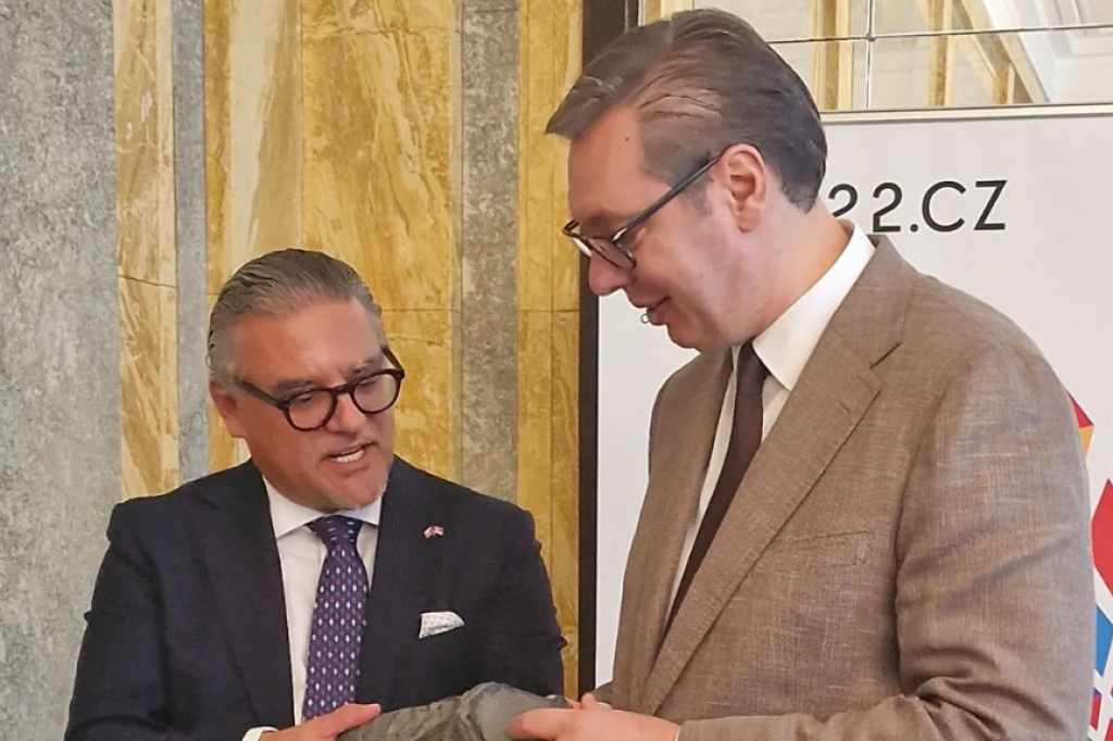 VELIKA ČAST ZA PREDSEDNIKA! Ambasador Česke poklonio Aleksandru Vučiću izlivenu kopačku Panenke! (FOTO)