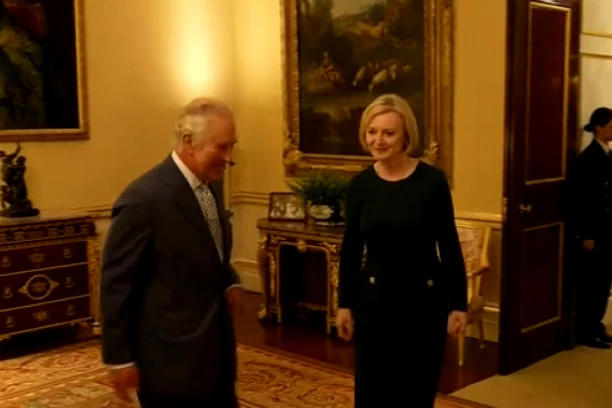 CEO SVET SE SMEJE AUDIJENCIJI LIZ TRAS KOD KRALJA ČARLSA! Komedija u najboljem izdanju! (VIDEO)