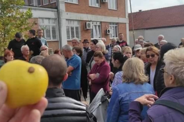 MEŠTANIMA DOBANOVACA PREKIPELO: Održan protest ispred Doma zdravlja u kom fale lekari svih specijalnosti! (VIDEO)