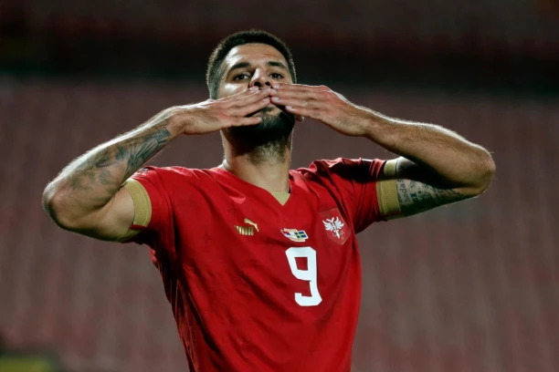 MITROVIĆ IZAZVAO SALVU EMOCIJA: Aleksandar pokazao koliko je BRIŽAN otac, Kristina podelila snimak koji je ZAPALIO Instagram! (VIDEO)