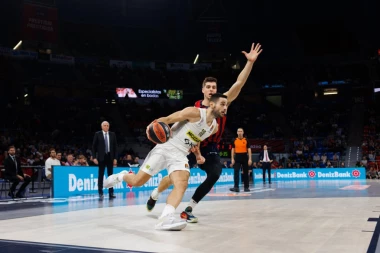 Ko se moli BOGU da protivnik promaši za tri, prođe kao Partizan protiv Burse i Baskonije! Papapetru i dalje na plaži, uživa u girosu!