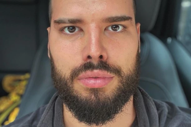 Adam Adaktar BESNI I LOMI sve pred sobom: Na Pinku se ponovo nije emitovao rijaliti, on se HITNO oglasio i izdao zvanično SAOPŠTENJE: "I nije laž..."