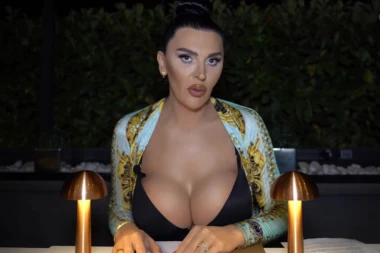 CENZURISANA ZBOG GRUDI OD 4 KILOGRAMA! Pevačica zbog SILIKONSKOG poprsja dobila ZABRANU!