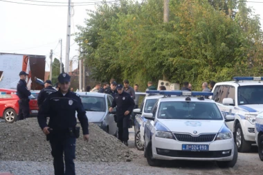 OSUMNJIČENI ZA UBISTVO U KRNJAČI KIKOTAO SE POLICIJI! Bilo mu smešno kako policajac SA GRABULJAMA traži pištolj u bari!